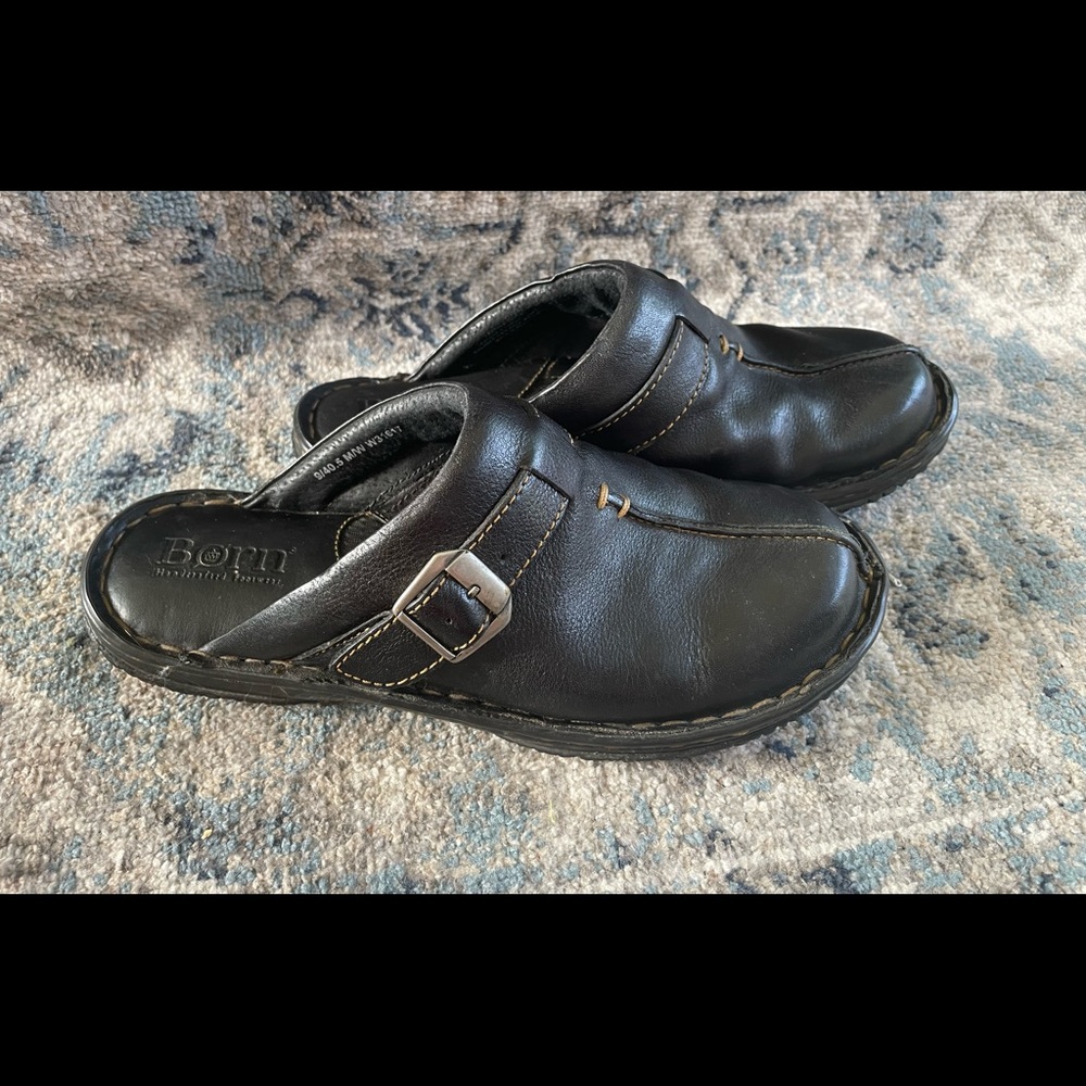 Born Women’s Black leather clogs